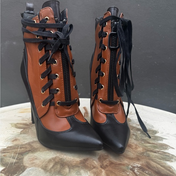Azalea Wang Shoes - Elegant Black and Brown Lace-Up Women's Boots